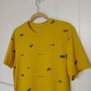 Nike Club T-Shirt All Over Print Swoosh Logo Tee Men's Medium Yellow Navy FD1279